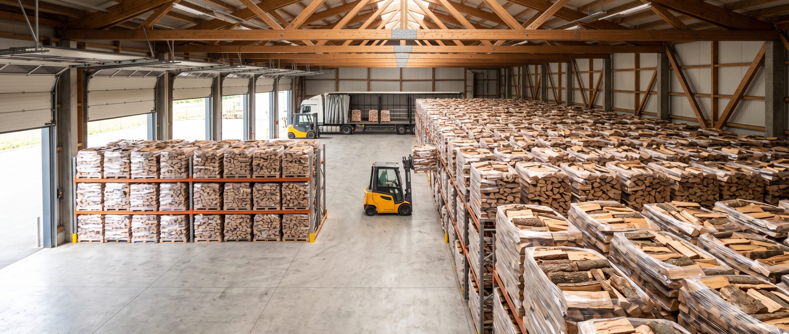 Notre entrepôt : des centaines de palettes de bois de chauffage séchées, prêtes à partir